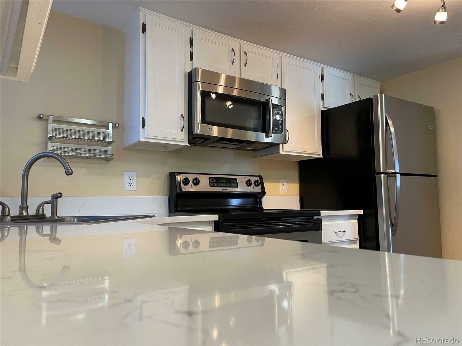 Property Photo: 982 S Dearborn Way 10 CO 80012