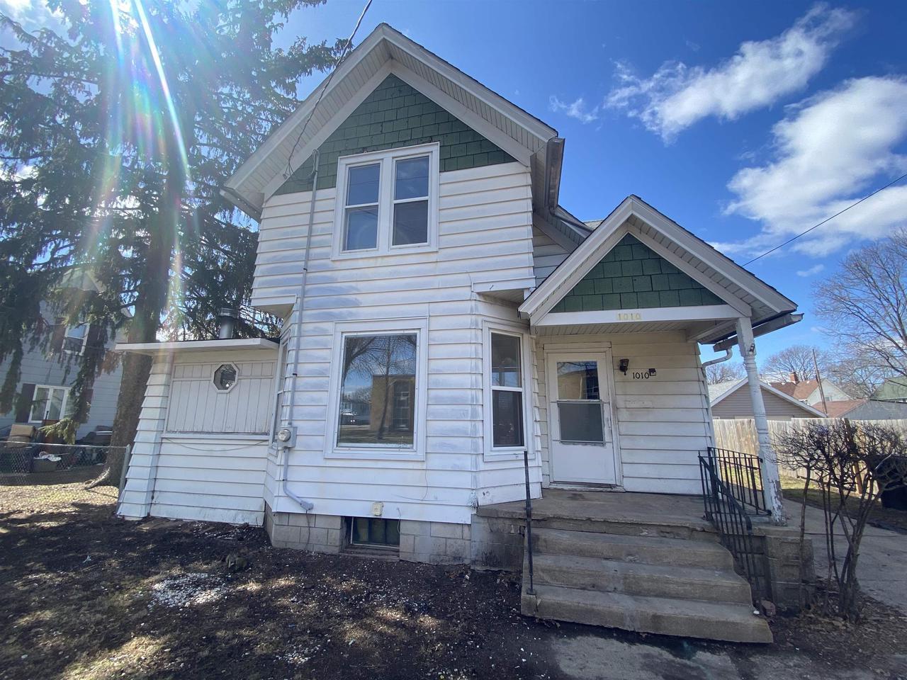 Property Photo: 1010 Harrison Ave WI 53511