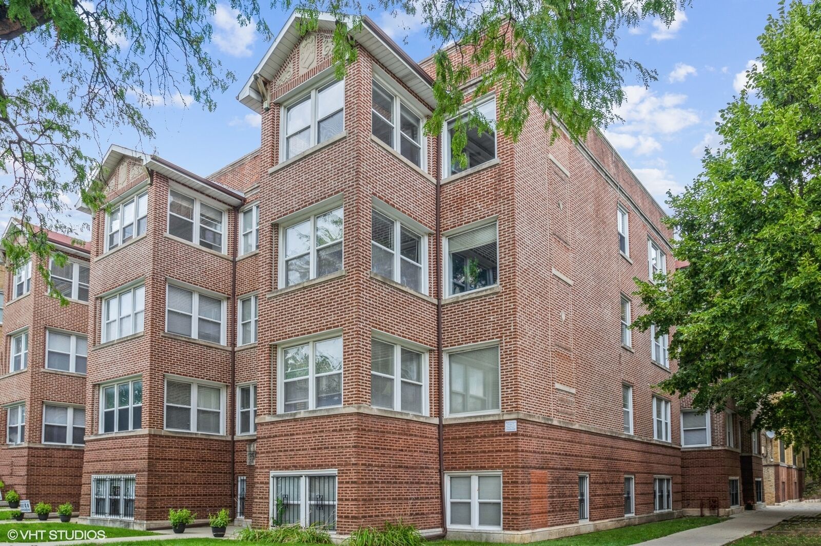Property Photo: 3648 W Ainslie Street 3 IL 60625