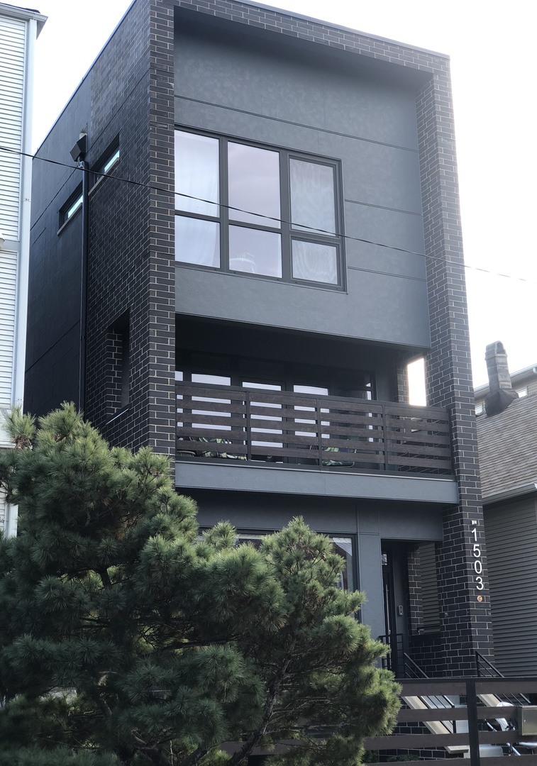 Property Photo: 1503 W Oakdale Avenue 1 IL 60657