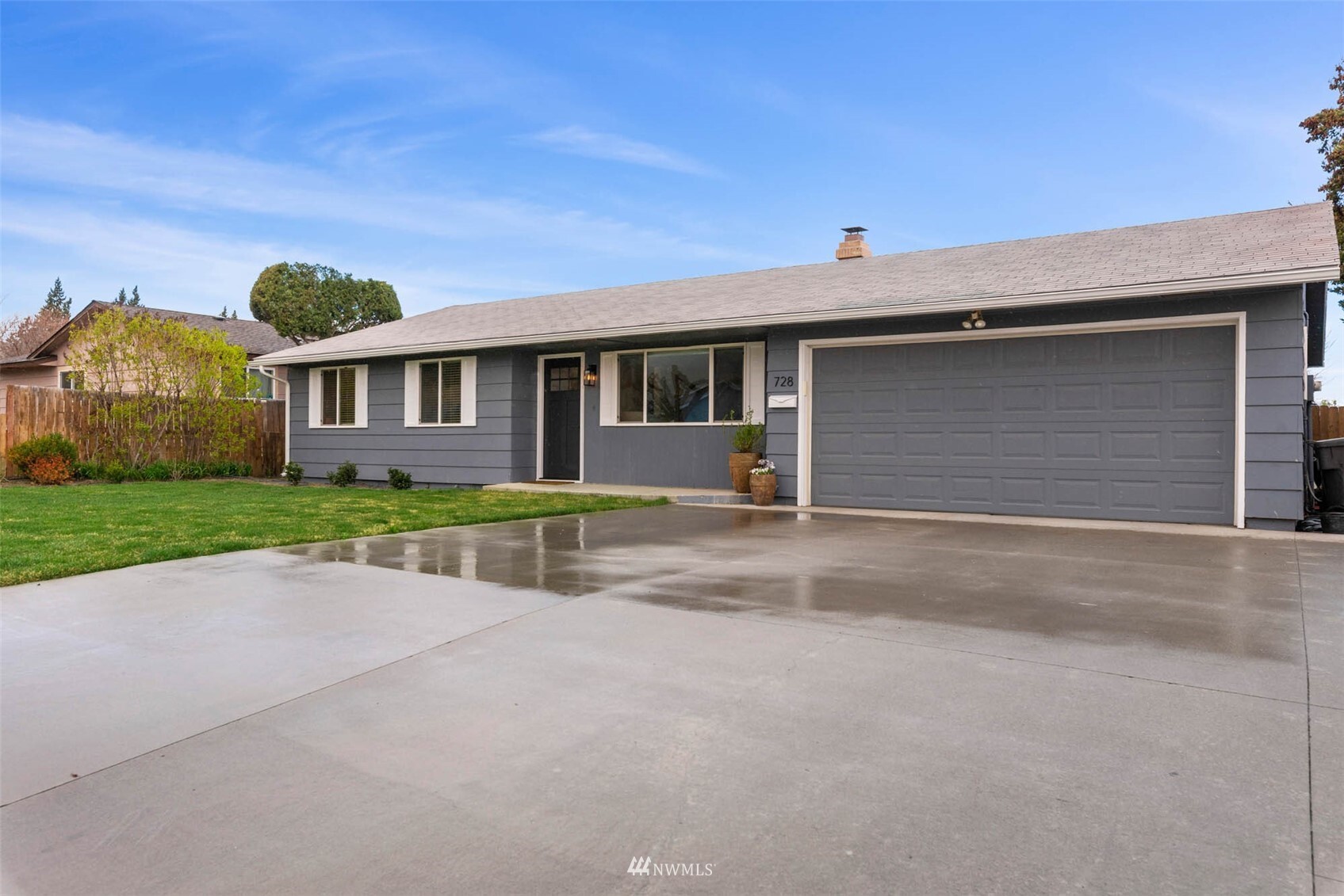 Property Photo: 728 Schons Place WA 98801
