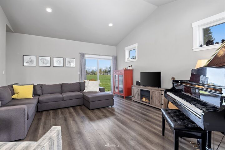 Property Photo:  202 Regent Court  WA 98276 