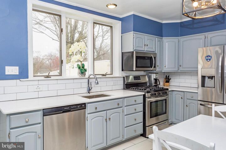 646 Hermitage Street  Philadelphia PA 19128 photo