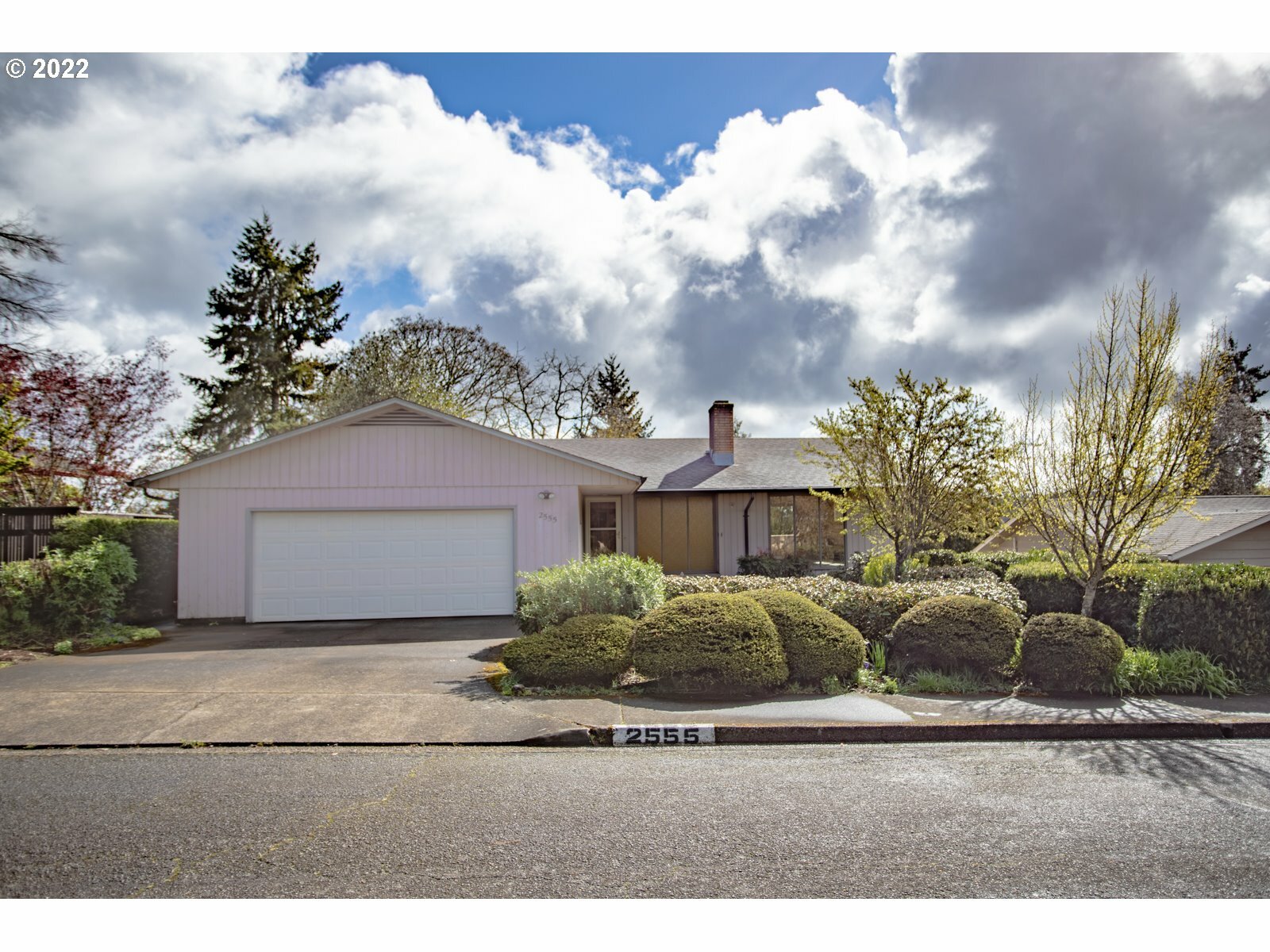 Property Photo: 2555 Lawrence St OR 97405