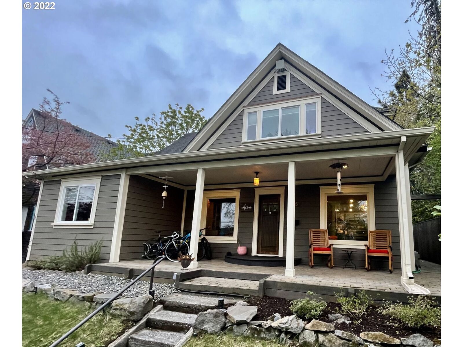 Property Photo:  905 State St  OR 97031 