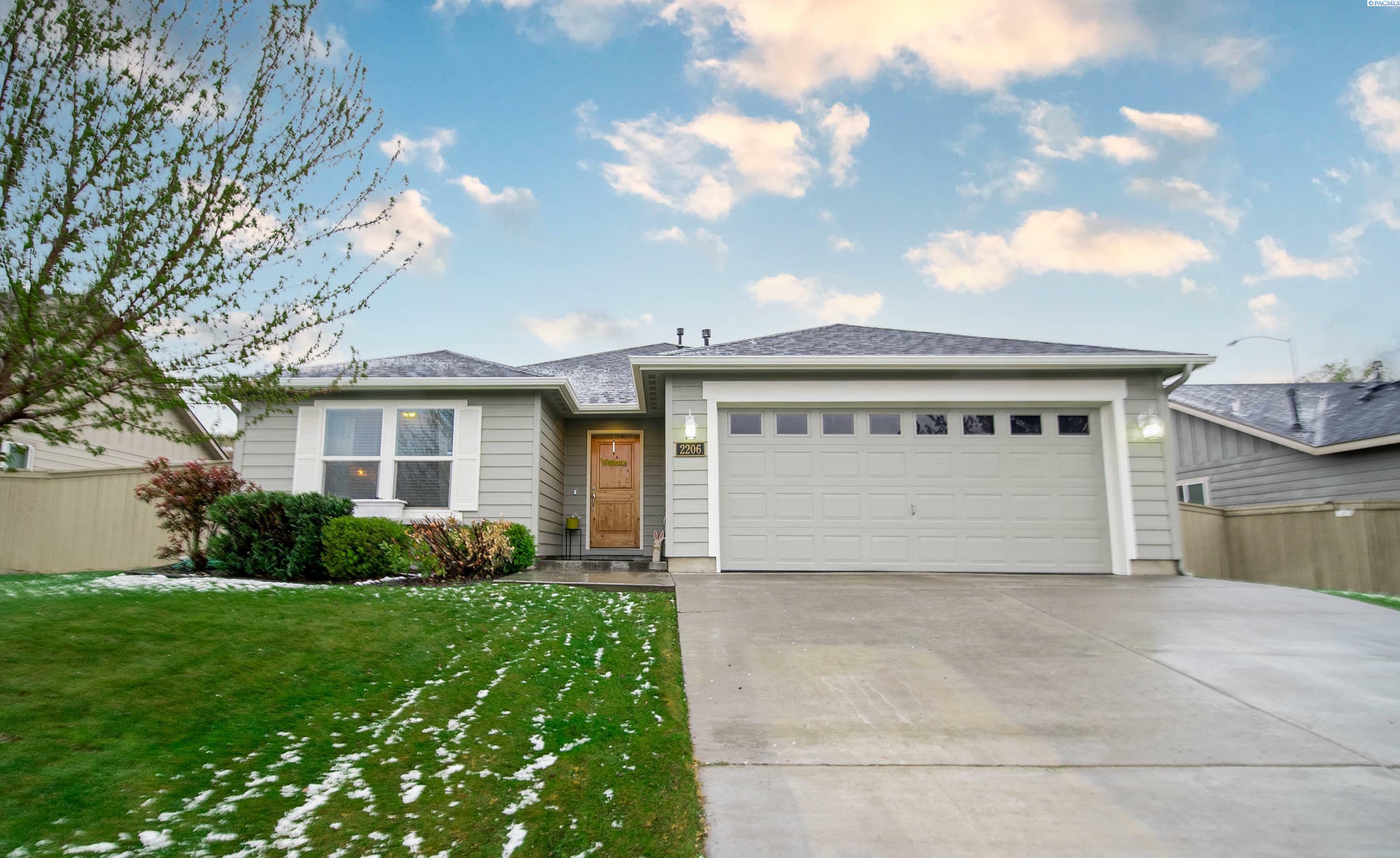 Property Photo:  2206 S Kellogg Pl.  WA 99338-2523 