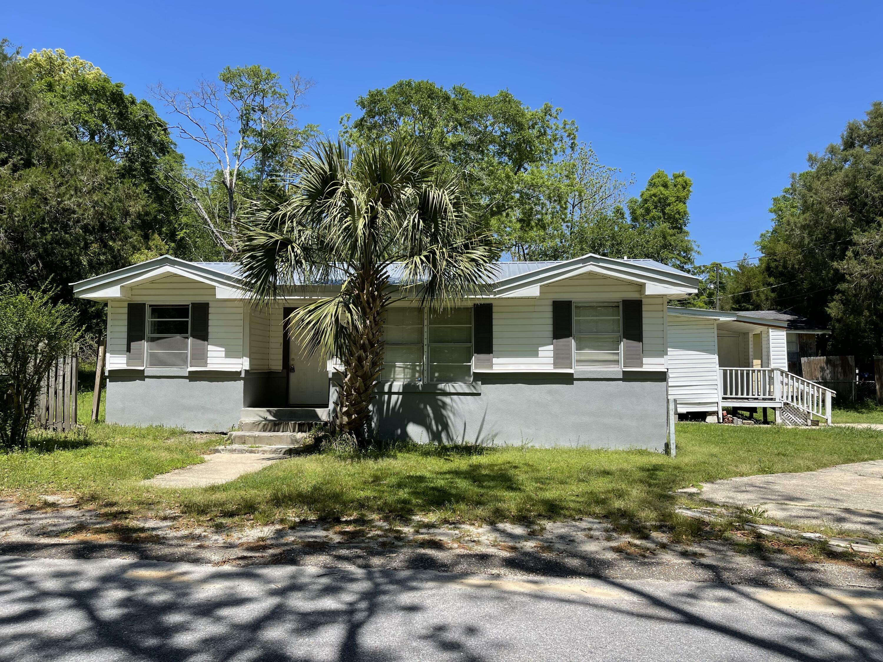 Property Photo:  208 Woodward Avenue  FL 32435 