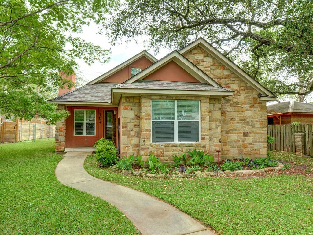 Property Photo:  704 Whitehead Street  TX 78957 