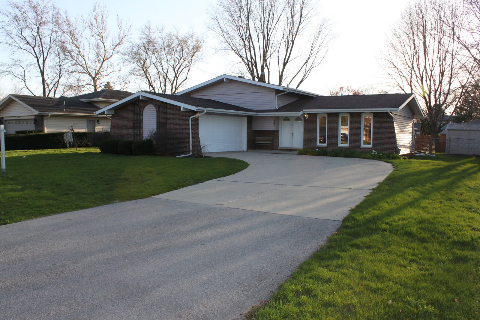 Property Photo: 605 Parkshore Drive IL 60404