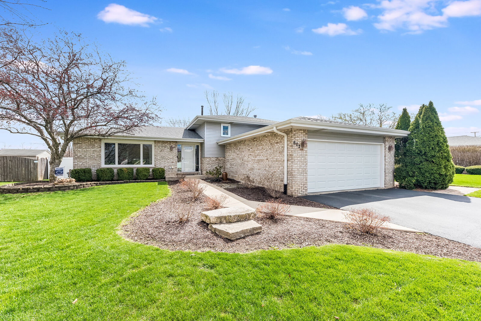 Property Photo: 602 Vanderbilt Drive IL 60451