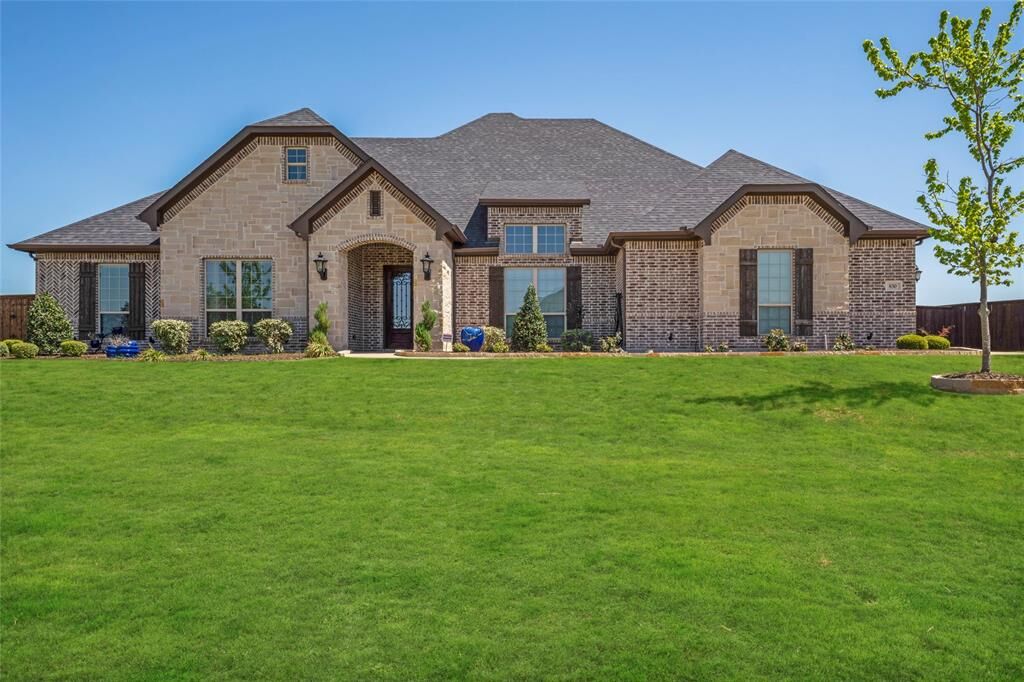 Property Photo:  830 Davenport Drive  TX 75167 