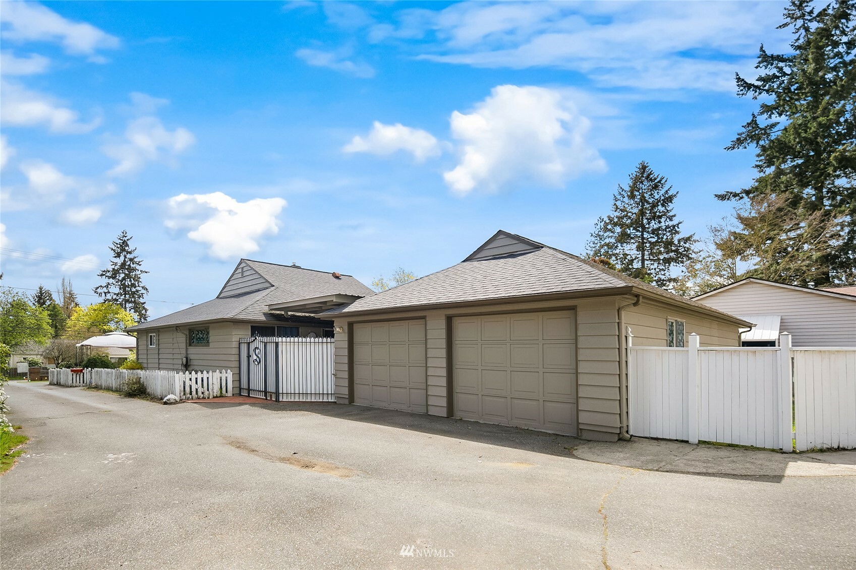 Property Photo: 1520 N 128th Street WA 98133