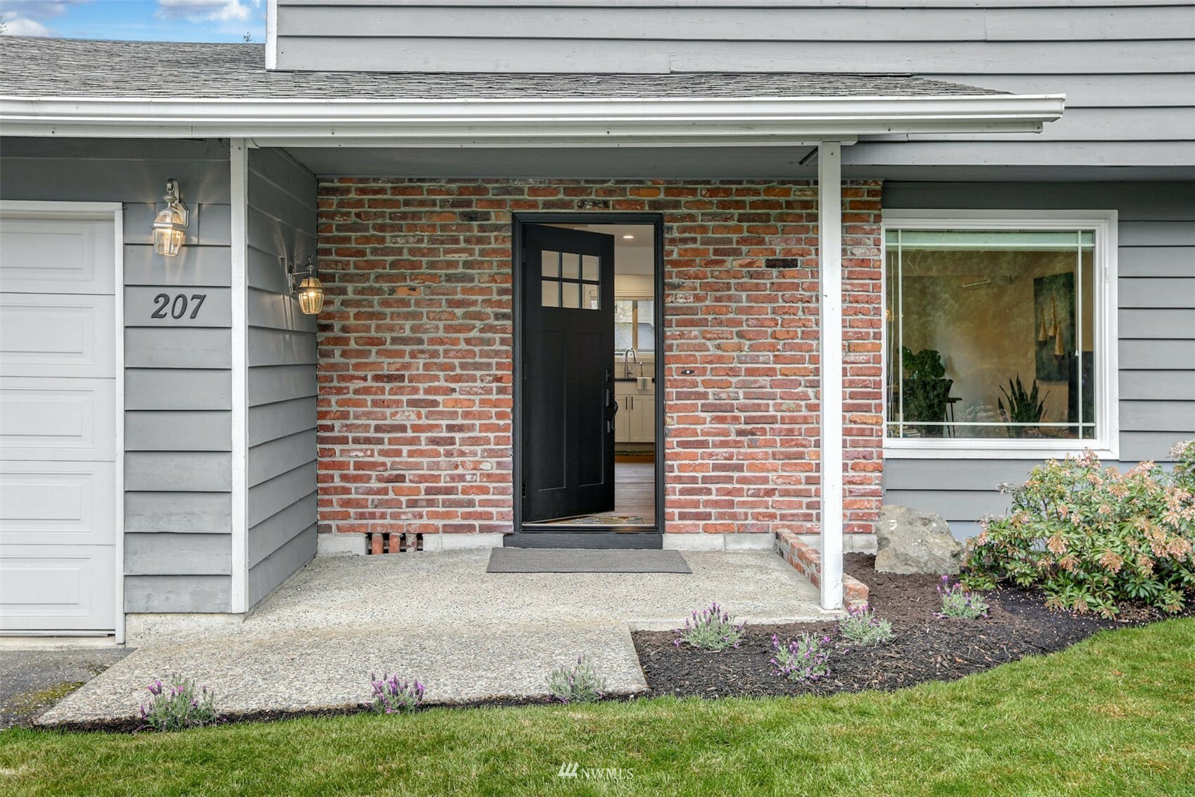 Property Photo:  207 Elma Place SE  WA 98059 