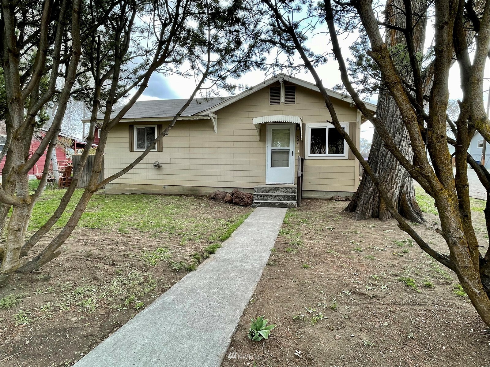 Property Photo:  404 N Lincoln Street  WA 98926 