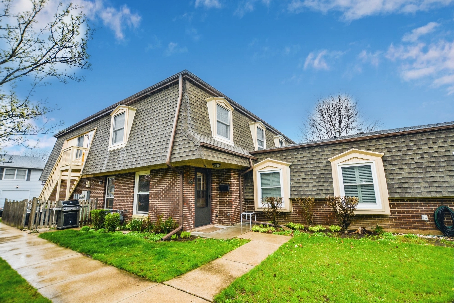 Property Photo:  716 Gloucester Drive  IL 60007 