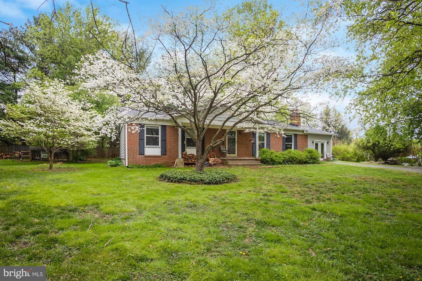 Property Photo: 11318 Russell Road VA 20132