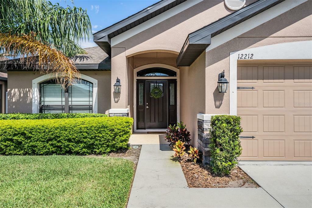 Property Photo:  12212 Avondale Oak Place  FL 33578 