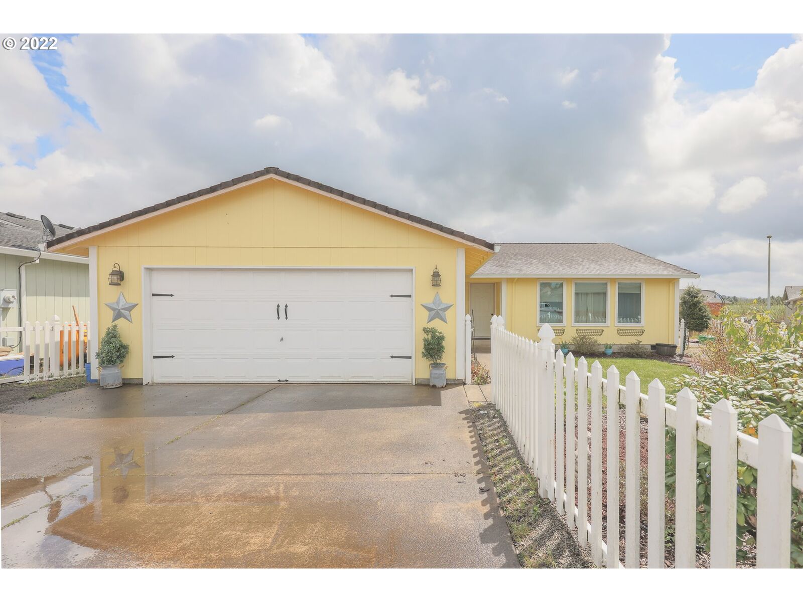 Property Photo: 4407 Treemont Cir OR 97141