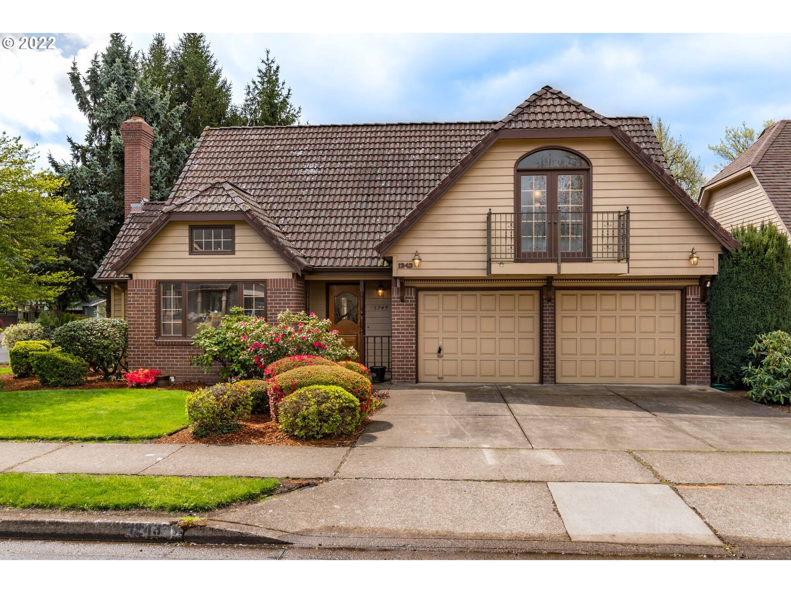 Property Photo:  1243 Woodside Dr  OR 97401 