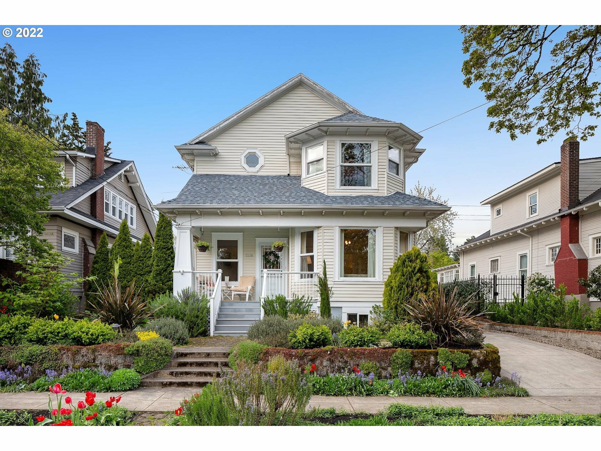 Property Photo: 2533 NE Multnomah St OR 97232