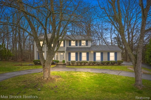 Property Photo: 6121 Pinecroft Drive MI 48322