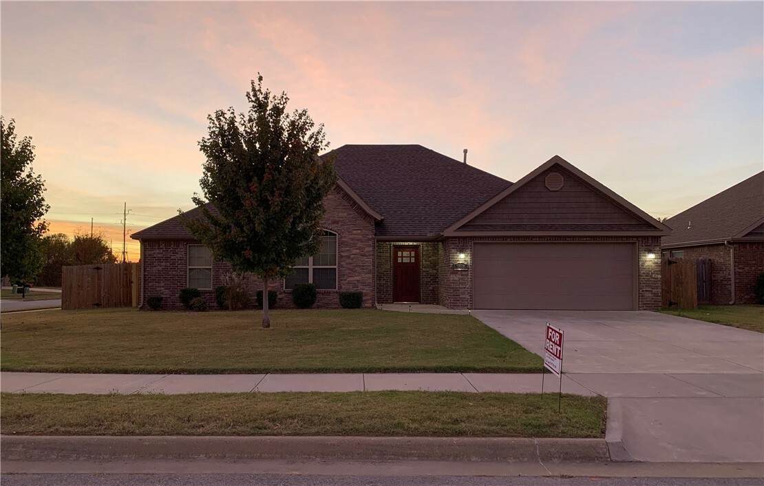 Property Photo:  1208 SW Horizon Street  AR 72712 