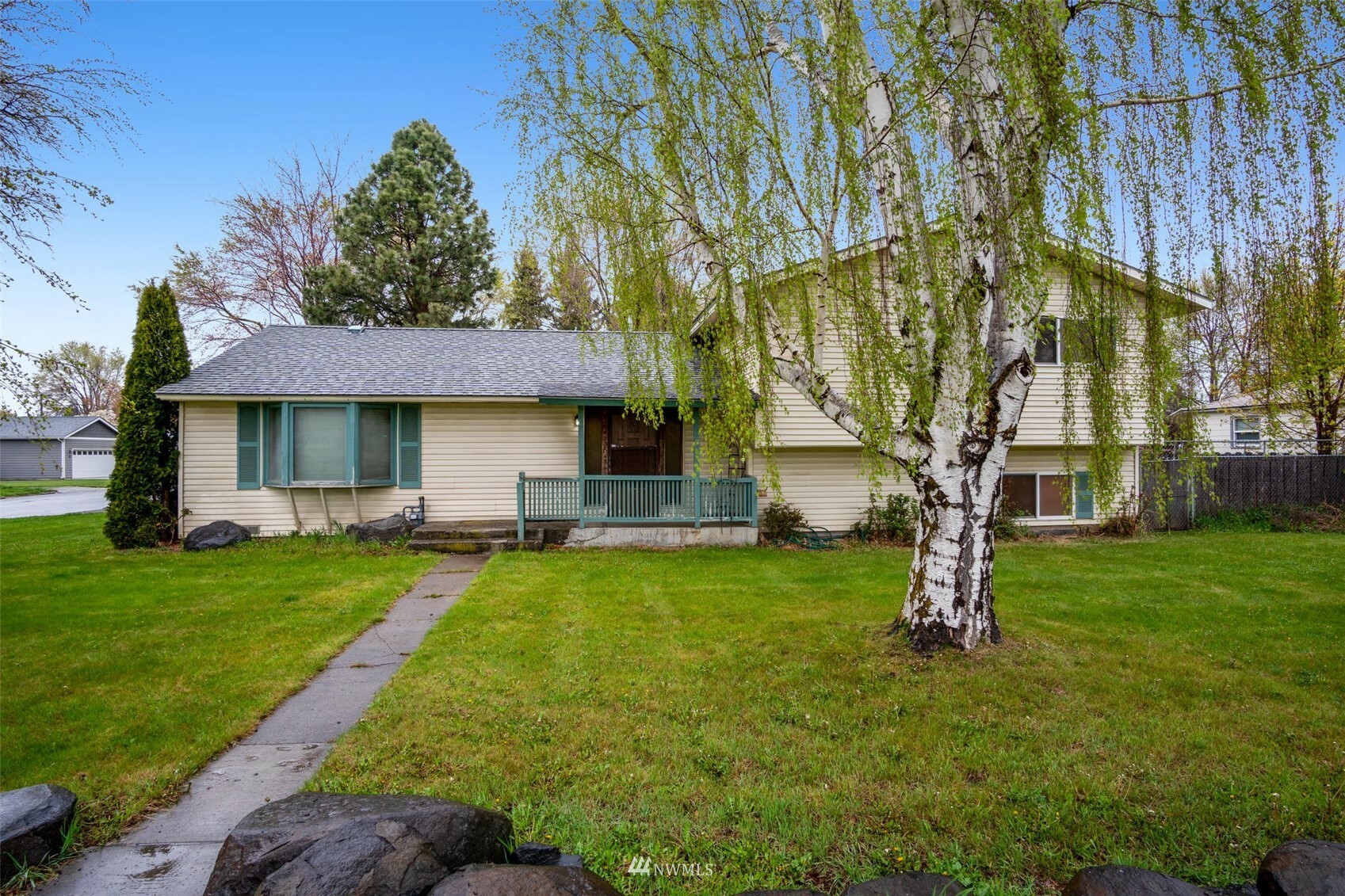 Property Photo:  701 E Mountain View Avenue  WA 98926 