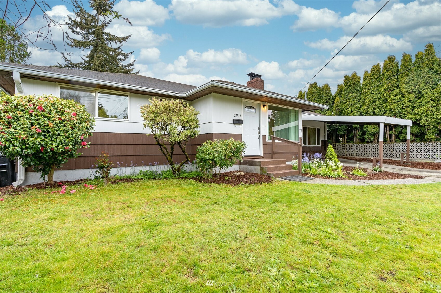 Property Photo: 2915 SW Cambridge Street WA 98126
