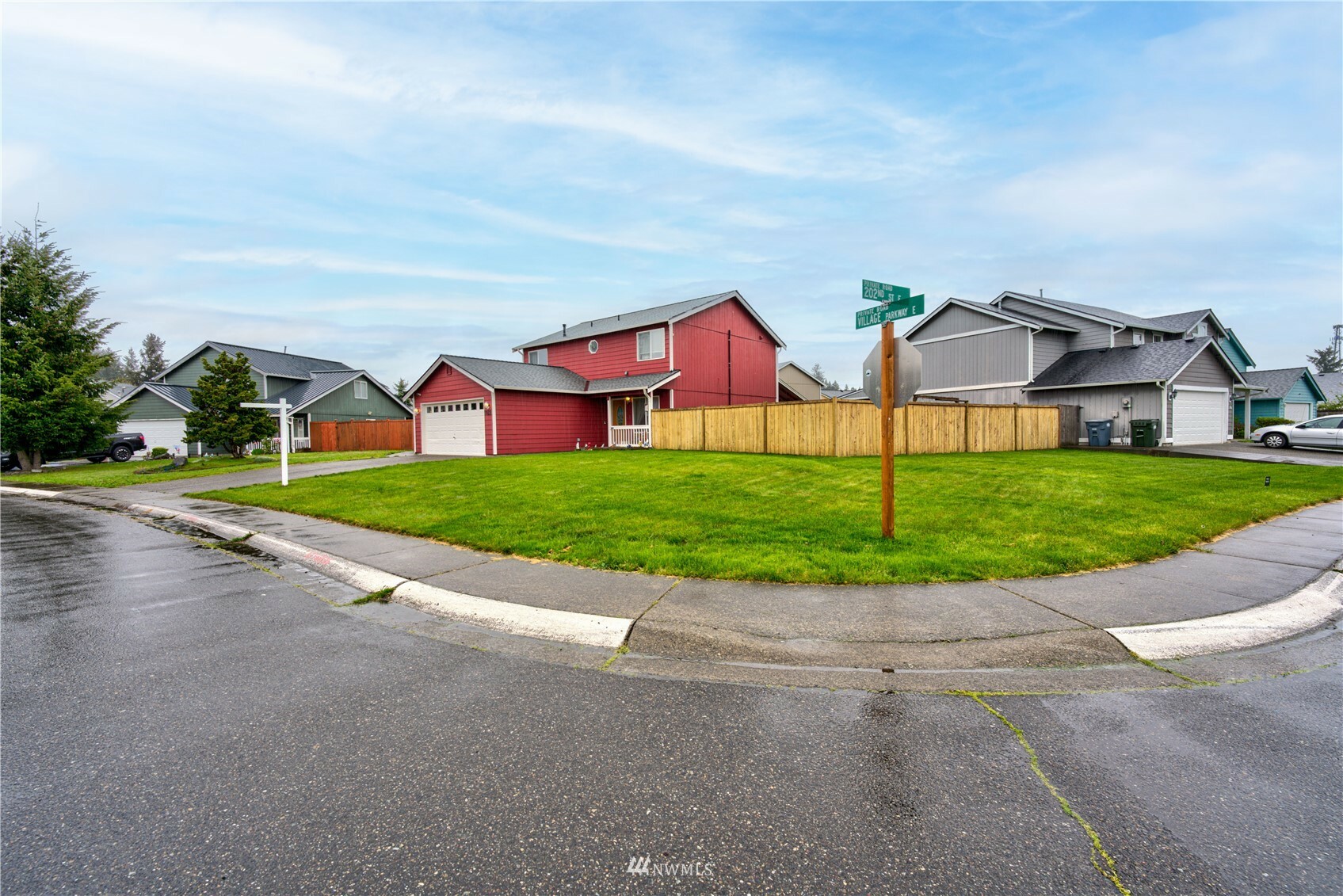 Property Photo:  1105 Village Parkway E  WA 98387 