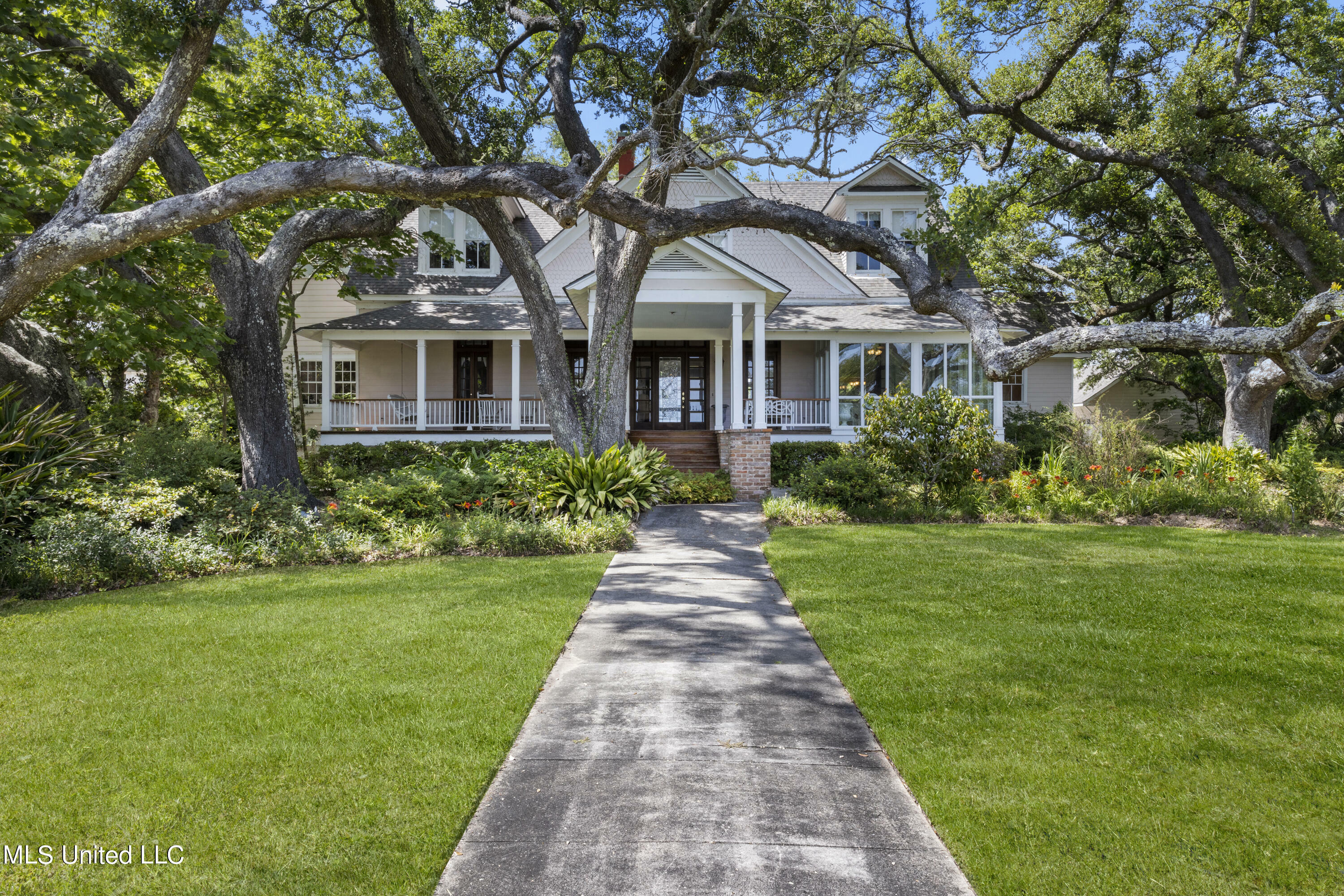 Property Photo:  822 E Beach Boulevard  MS 39560 