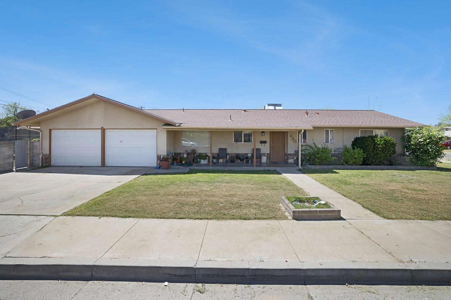 Property Photo:  420 S 3rd  CA 93610 