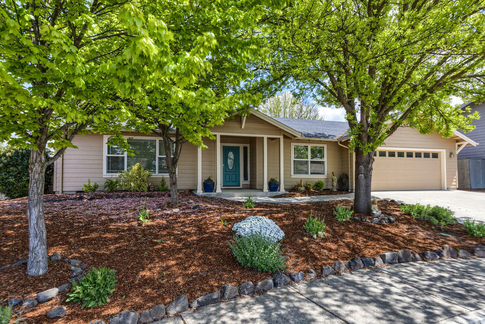Property Photo: 130 Andi Court OR 97540