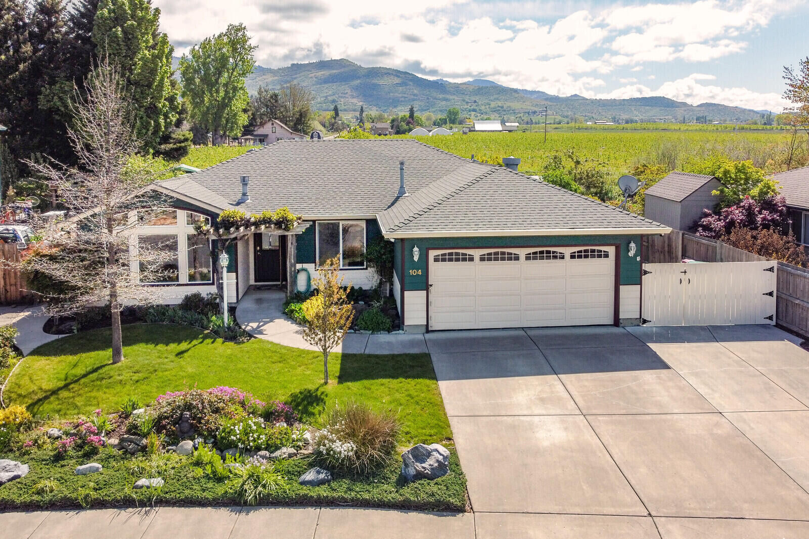 Property Photo: 104 Meadow View Drive OR 97535