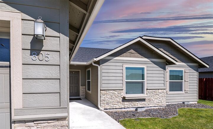 Property Photo:  805 S Blessing Street  WA 98837 