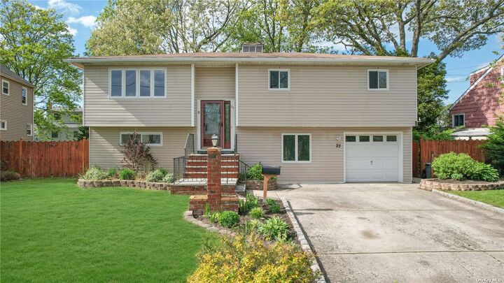 25 Park Place  Copiague NY 11726 photo