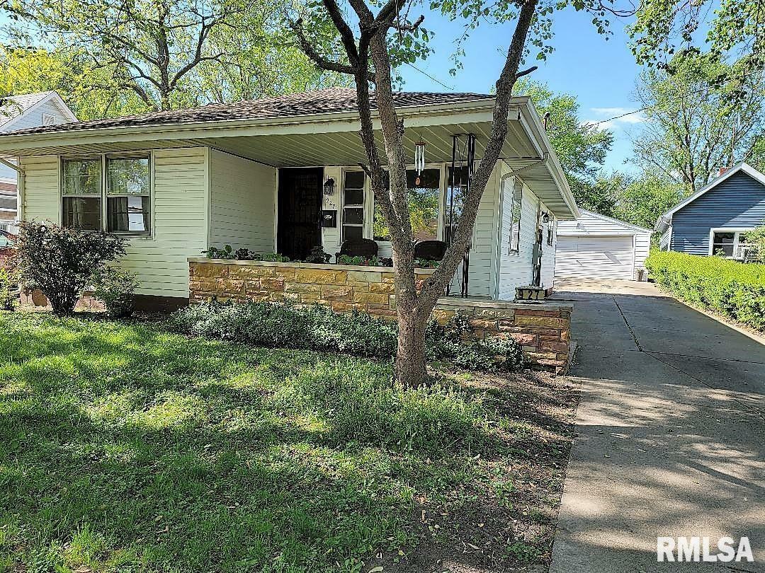 Property Photo:  927 E Walnut  IL 61520 