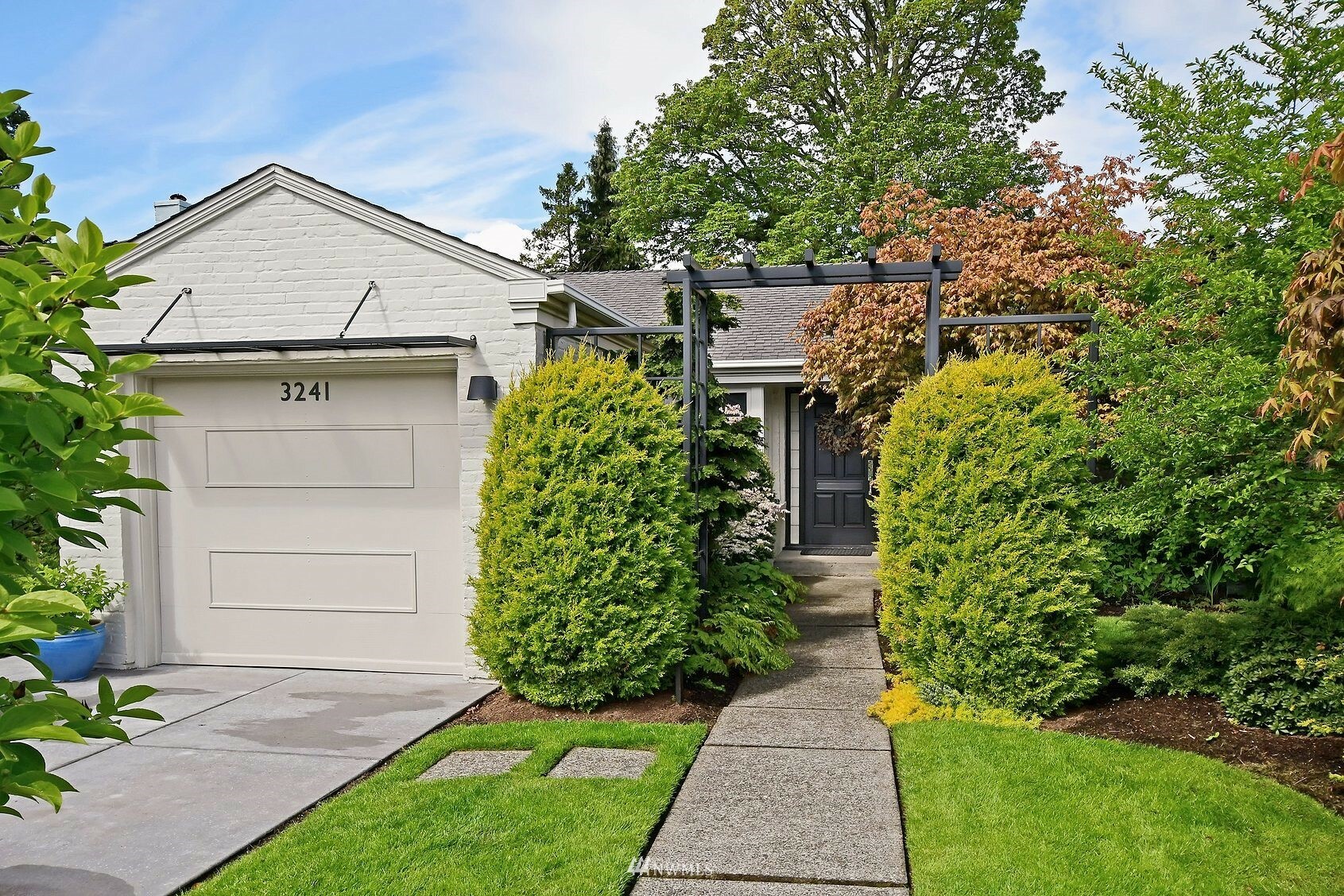 Property Photo:  3241 Magnolia Boulevard W  WA 98199 