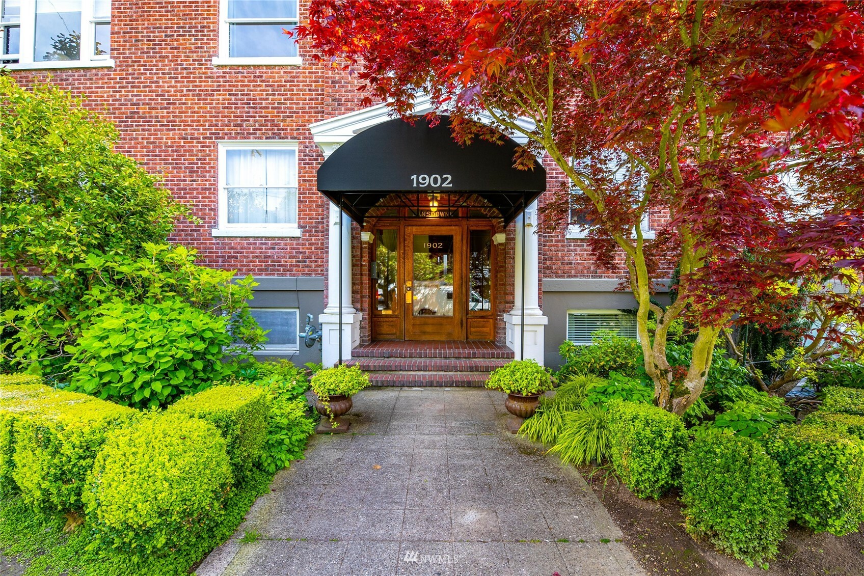 Property Photo: 1902 Bigelow Avenue N 302 WA 98109