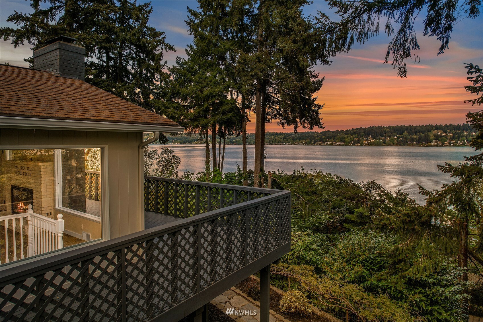 Property Photo:  2432 W Lake Sammamish Parkway SE  WA 98008 