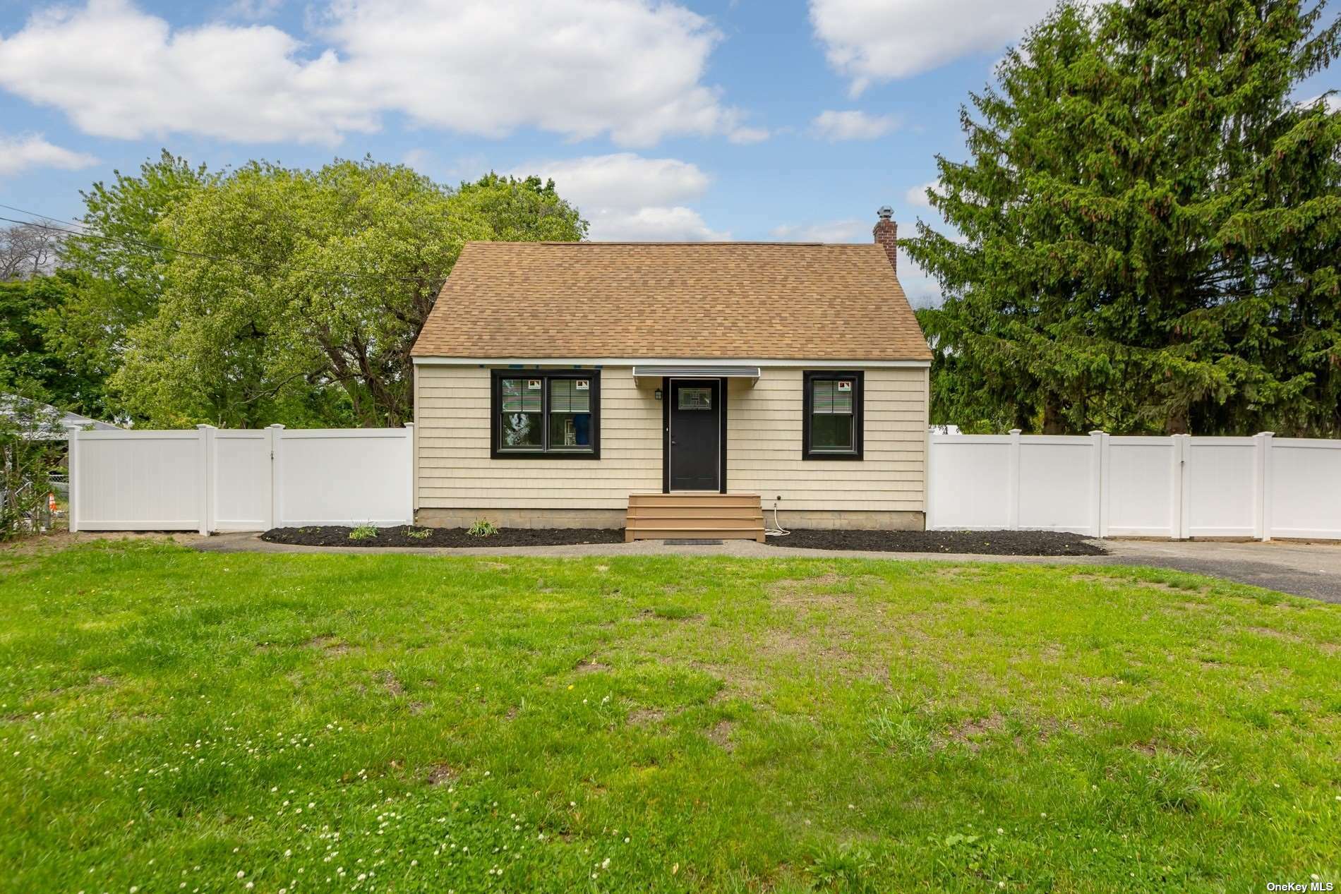 Property Photo:  11 Candlewood Road  NY 11706 