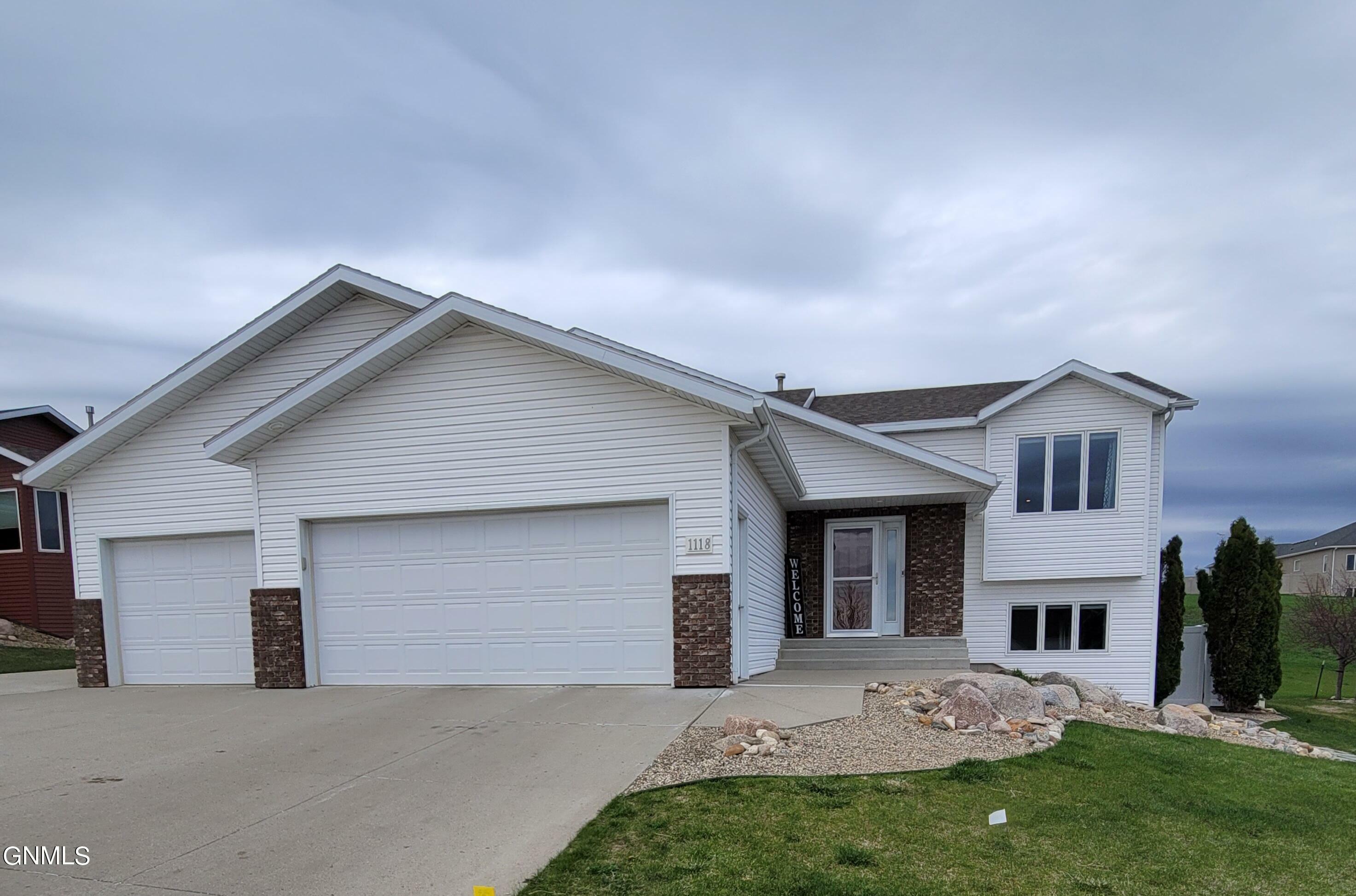 Property Photo:  1118 Golden Wave Drive  ND 58503 