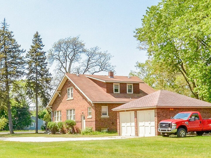 128 W Washington Street  Round Lake IL 60073 photo