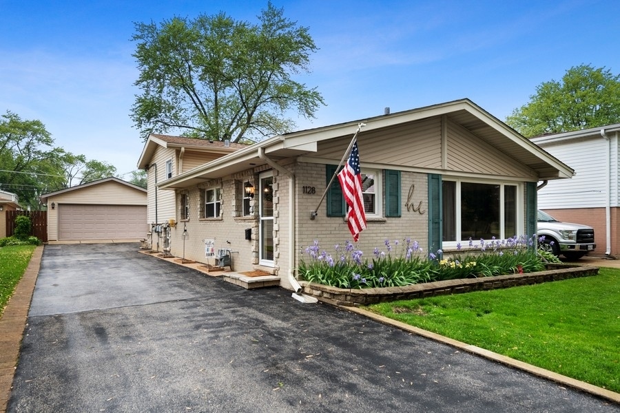 1128 S Chestnut Avenue  Arlington Heights IL 60005 photo