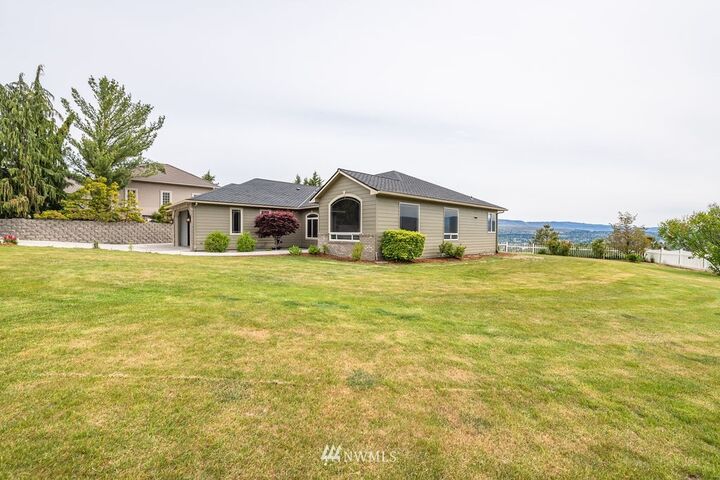 Property Photo:  2203 Sandy Brooke  WA 98801 