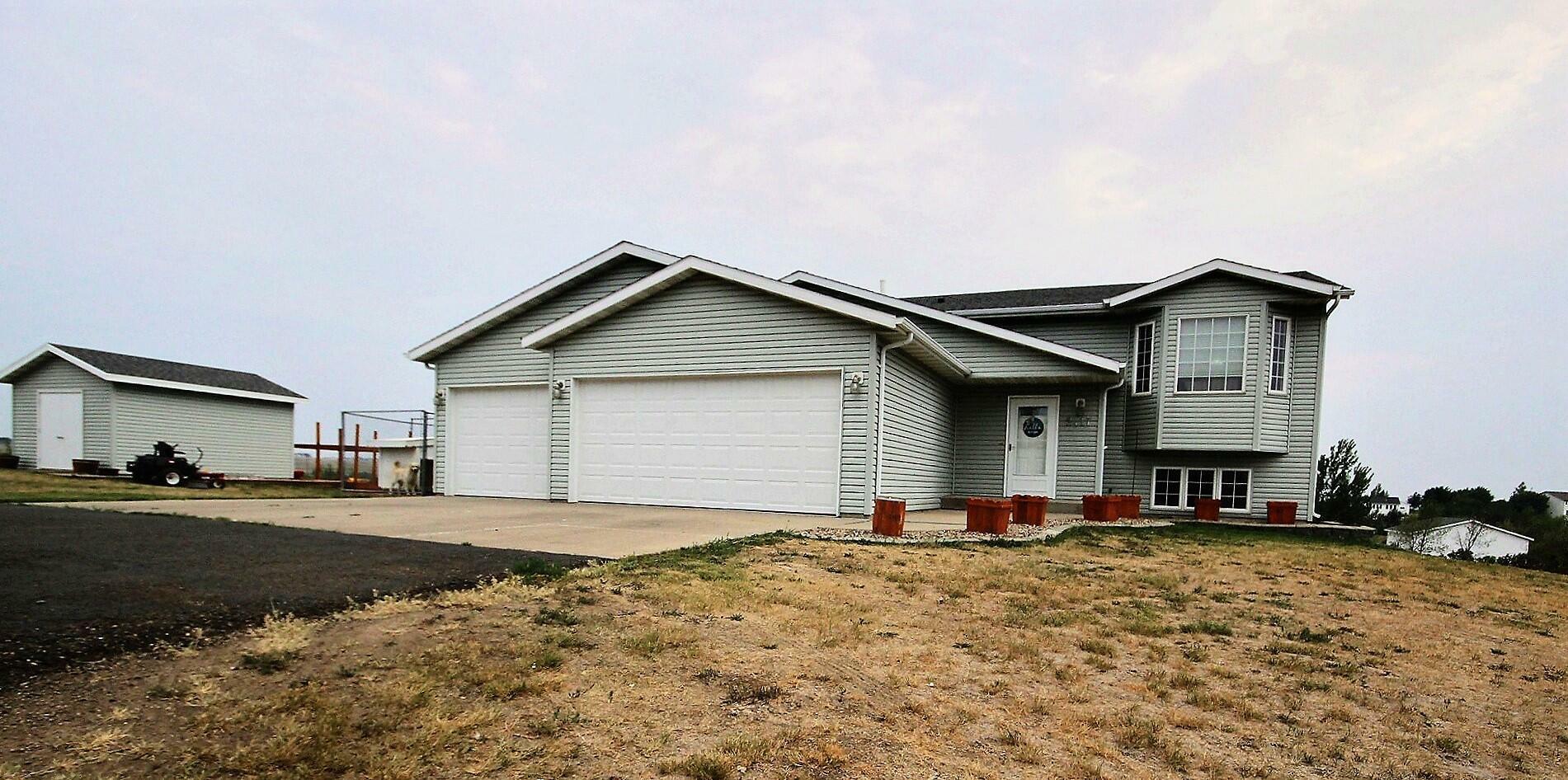 Property Photo:  2417 Telluride Lane  ND 58503 