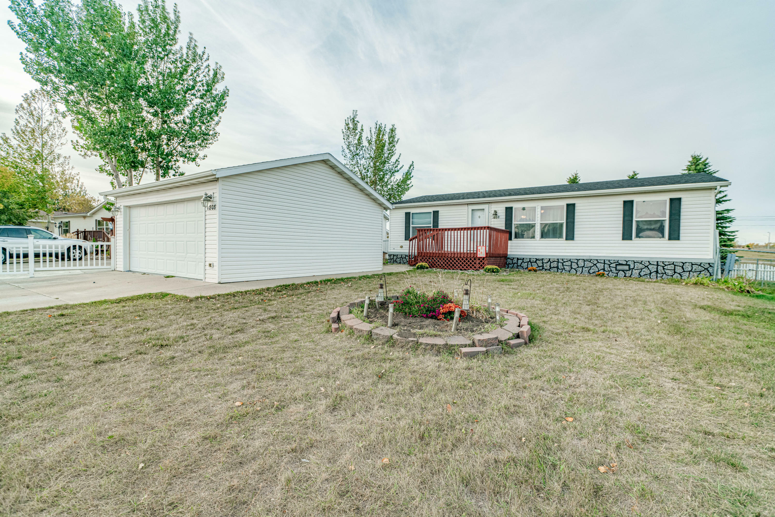 Property Photo:  1808 Chandler Lane  ND 58503 