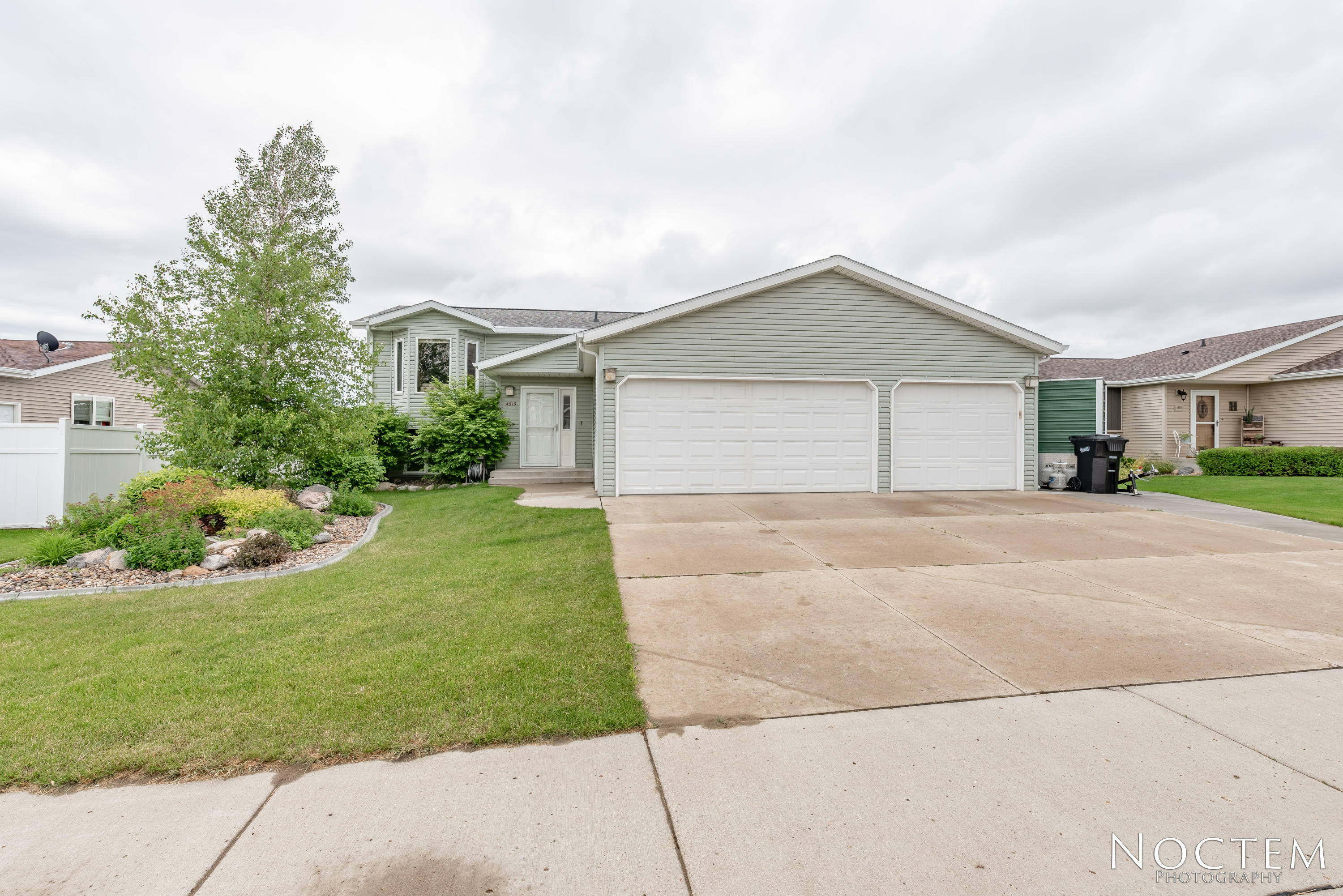 Property Photo:  4513 Tucker Lane  ND 58503 