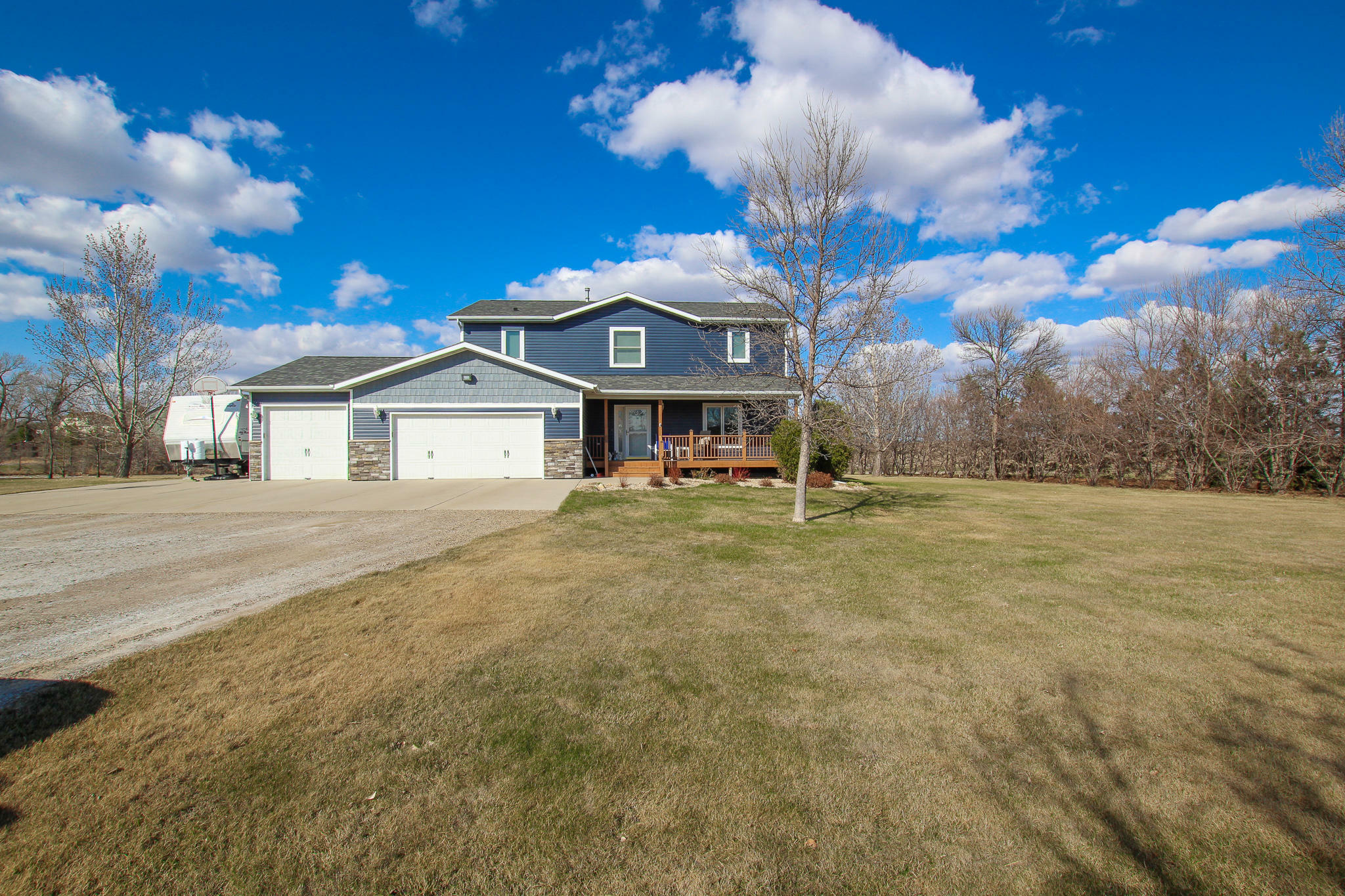 Property Photo:  500 Crestland Place  ND 58503 