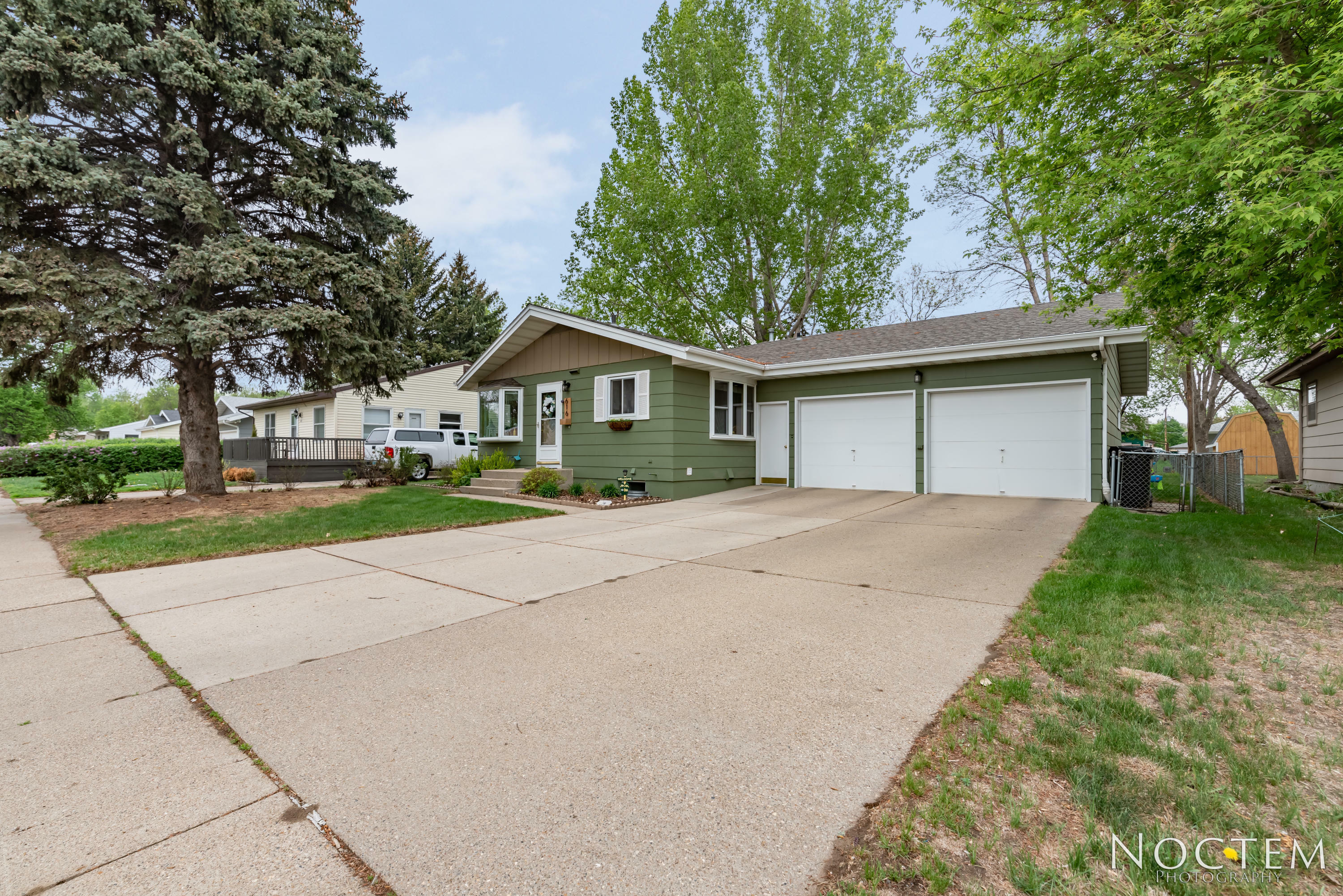 Property Photo:  616 W Arbor Avenue  ND 58504 