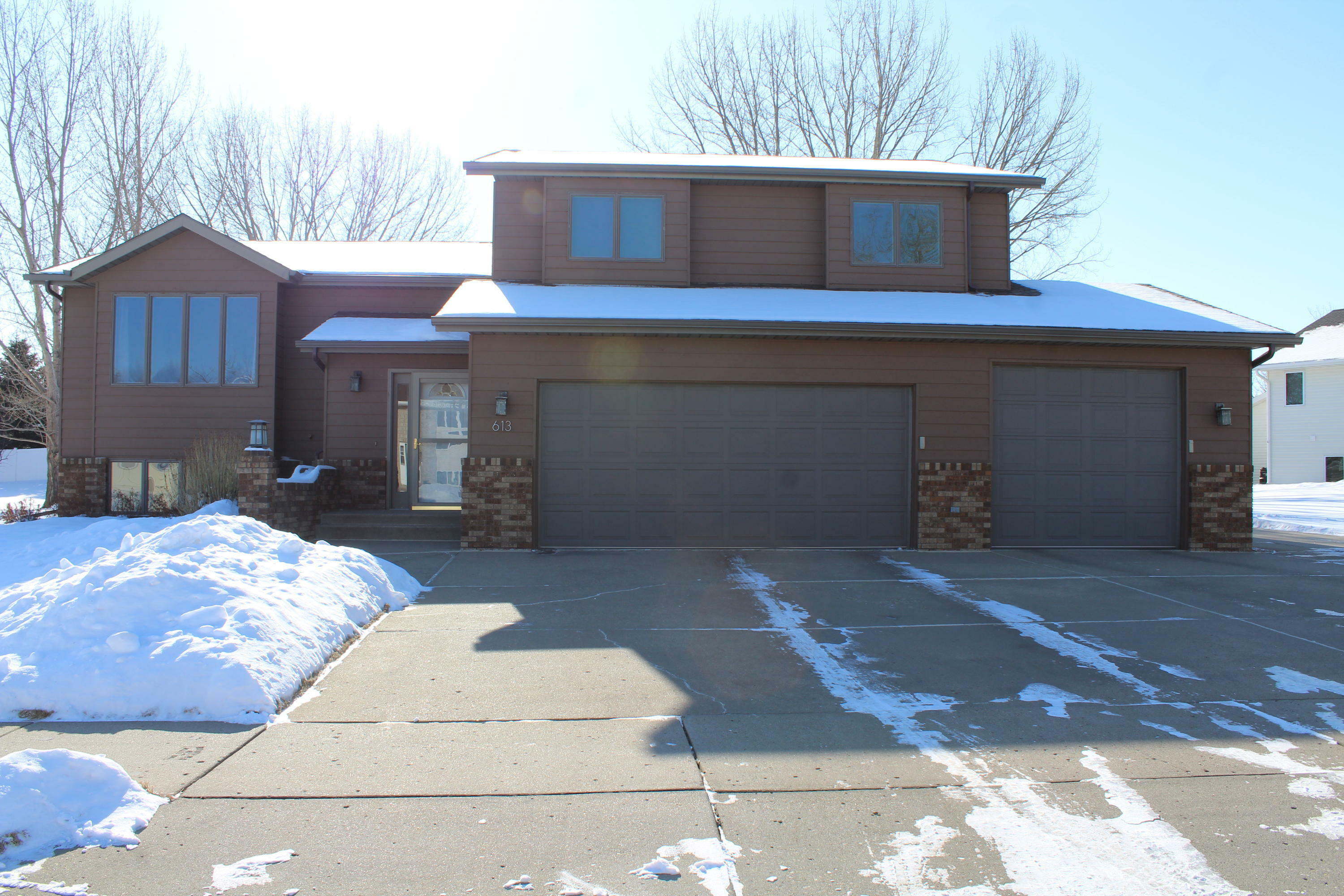 Property Photo:  613 Bridgeport Drive  ND 58504 